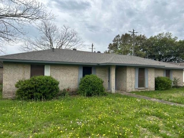 1501 Azalea St in Sweeny, TX - Building Photo