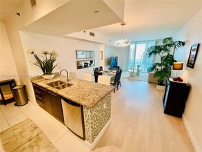 950 Brickell Bay Dr in Miami, FL - Building Photo - Building Photo