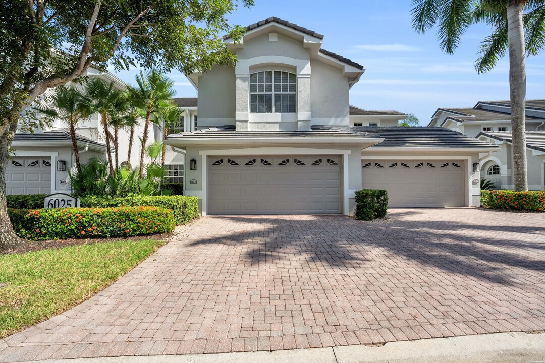 6025 Pinnacle Ln in Naples, FL - Foto de edificio