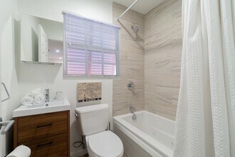 616 Claremore Dr in West Palm Beach, FL - Foto de edificio - Building Photo