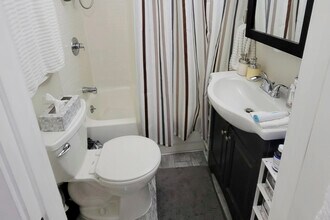 648 W Roscoe St, Unit 648-Garden in Chicago, IL - Foto de edificio - Building Photo