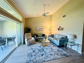 6713 Stone River Rd, Unit 202 in Bradenton, FL - Foto de edificio - Building Photo