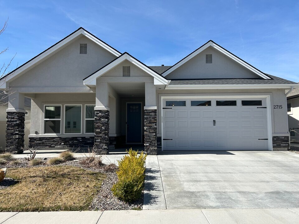2715 N Penny Lake Ave in Star, ID - Building Photo