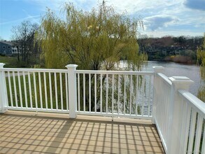 903 Oakridge Cmns in South Salem, NY - Building Photo - Building Photo