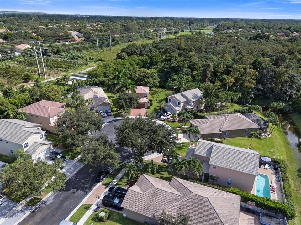 7400 NW 70th Ave in Parkland, FL - Building Photo