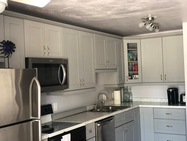 113 140th Ave E, Unit Apt in Madeira Beach, FL - Foto de edificio - Building Photo