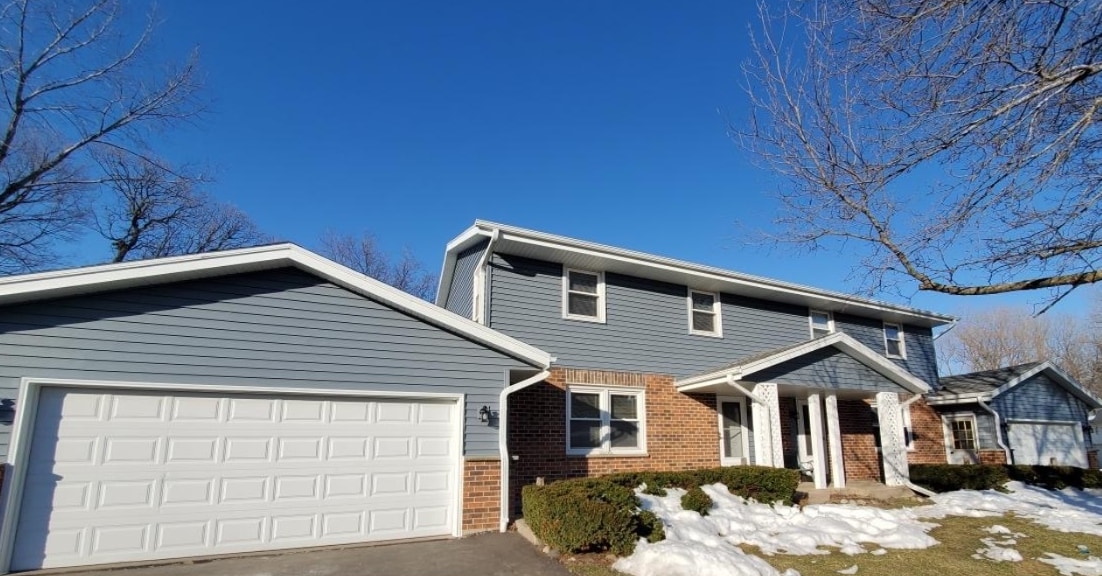 21520 Lee's Ct in Brookfield, WI - Building Photo