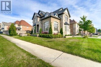 51 Degrey Dr in Brampton, ON - Building Photo - Building Photo