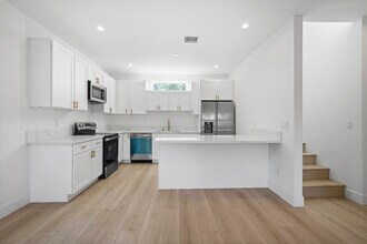 11533 Dronfield Ave in Pacoima, CA - Building Photo - Building Photo