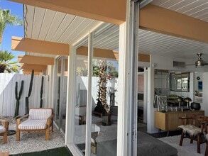 1111 E Palm Canyon Dr, Unit 321 in Palm Springs, CA - Foto de edificio - Building Photo