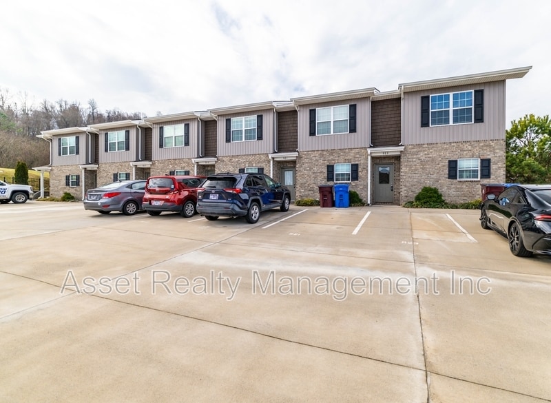 923 Warrior Hill Dr in Louisville, TN - Foto de edificio