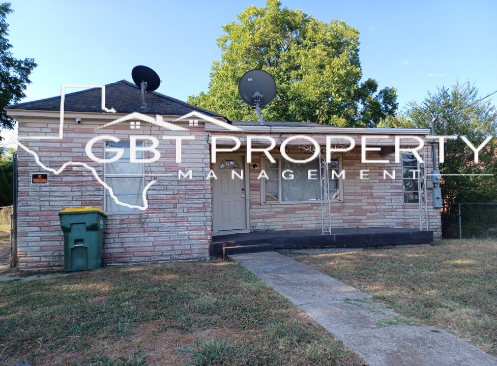 806 Park St in Marlin, TX - Building Photo