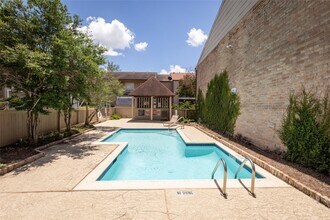 2110 Wilcrest Dr in Houston, TX - Foto de edificio - Building Photo