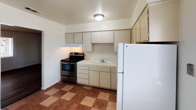 1215-1237 Minnewawa Ave in Clovis, CA - Building Photo - Building Photo