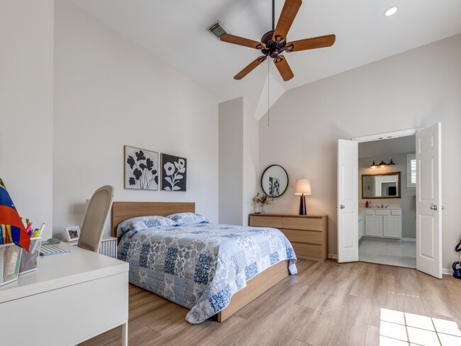 1159 Enclave Square E in Houston, TX - Building Photo - Building Photo