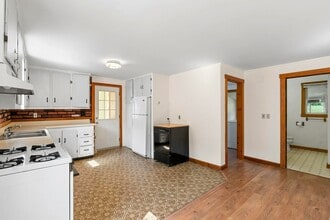 17 Windy Meadows Dr in Manchester, ME - Building Photo - Building Photo