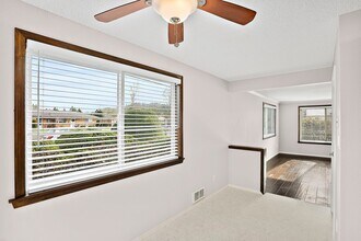 1016 9th St SE, Unit 1 in Puyallup, WA - Foto de edificio - Building Photo