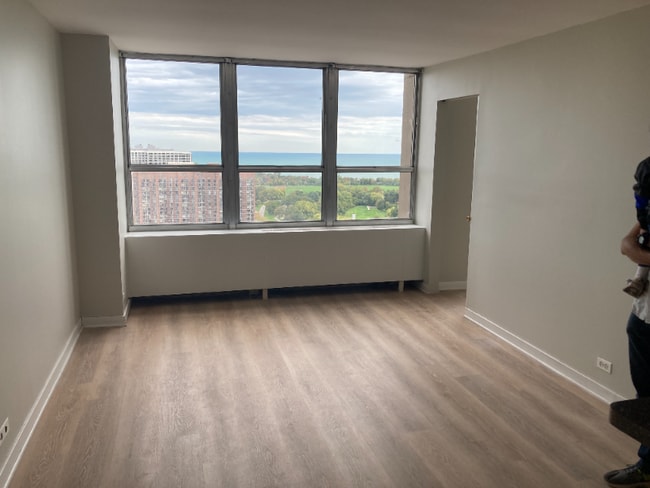 655 W Irving Park Rd in Chicago, IL - Foto de edificio - Building Photo