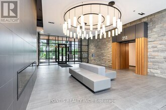 255 Northfield Dr E in Waterloo, ON - Building Photo - Building Photo