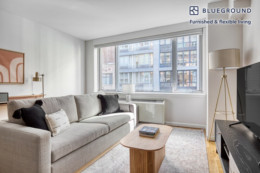 120 W 21st St in New York, NY - Building Photo