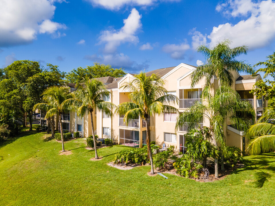 Sun Vista Gardens in Tamarac, FL - Foto de edificio