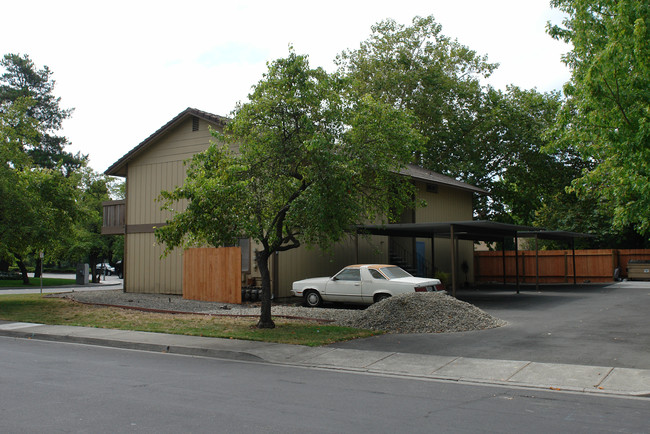 746 Carlita Cir in Rohnert Park, CA - Foto de edificio - Building Photo