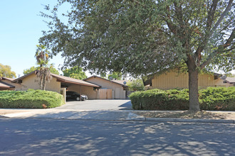 Los Arcos Apartments in Fresno, CA - Building Photo - Building Photo