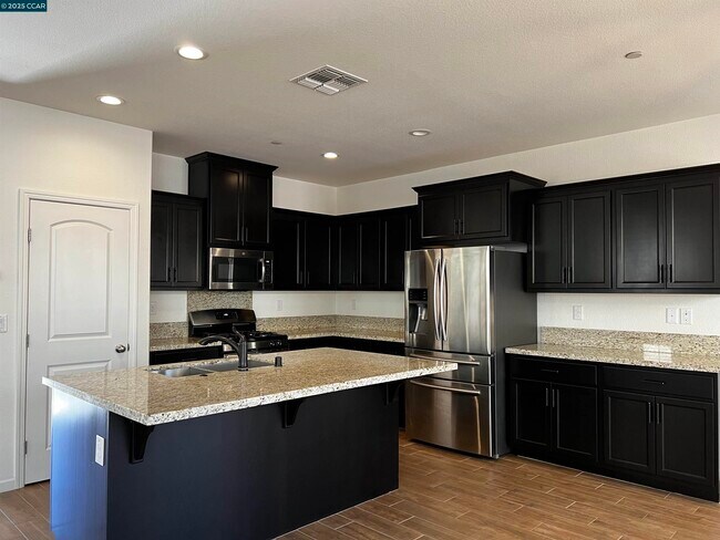 742 Iris Dr in Vacaville, CA - Building Photo - Building Photo