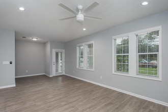 Duplex/multi-family in Tampa, FL - Building Photo - Building Photo