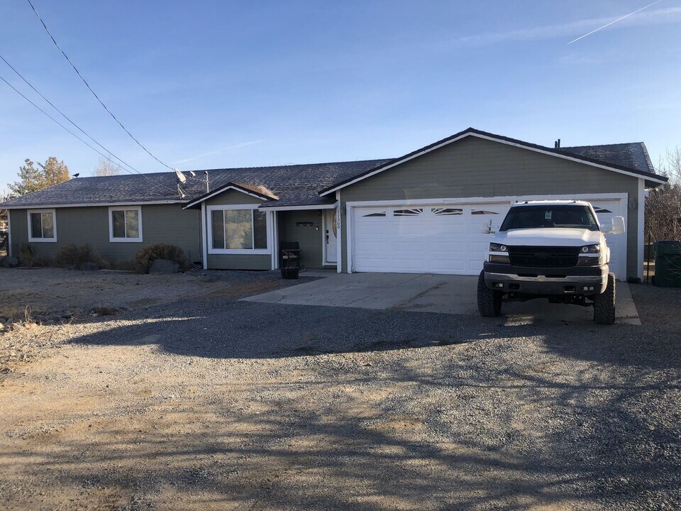 11300 Wagon Ho Ln in Reno, NV - Building Photo