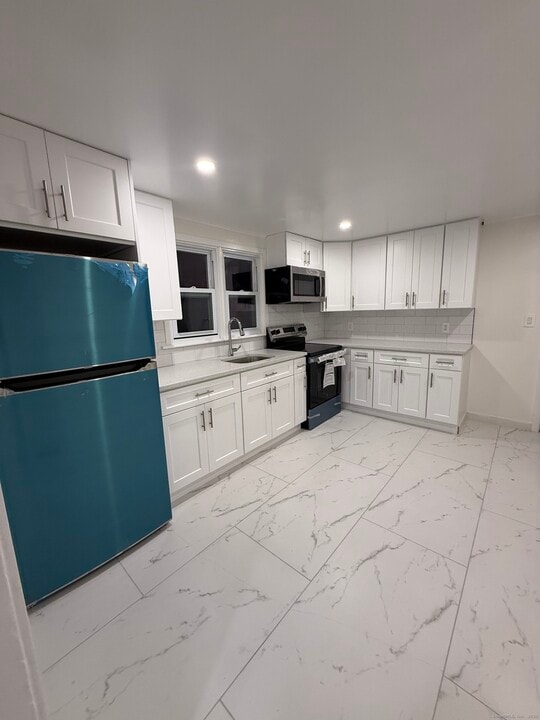 121 Milford Ave in Stratford, CT - Building Photo