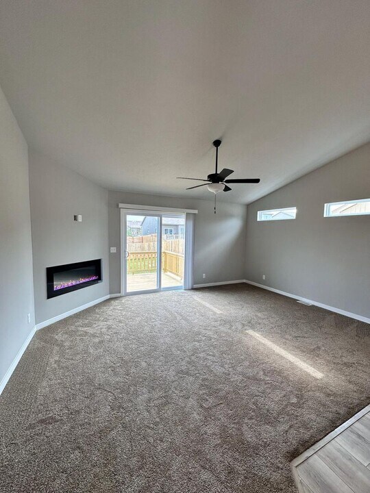 21061 Madison St in Omaha, NE - Building Photo