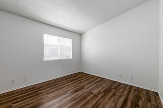 Las Flores Apartments in Santa Clarita, CA - Foto de edificio - Building Photo