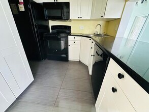 1007 Green Pine Blvd in West Palm Beach, FL - Building Photo - Building Photo