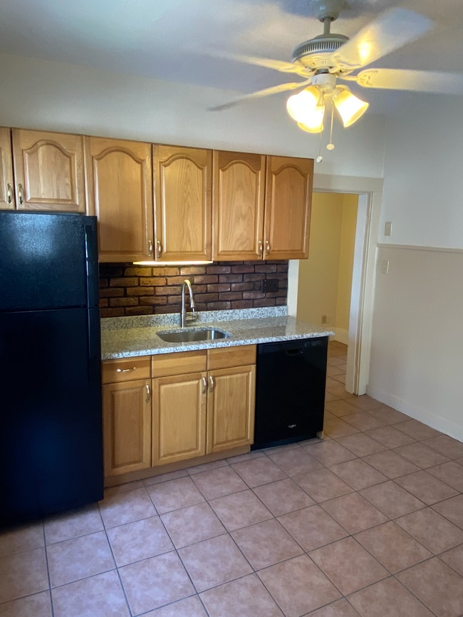 93 Capen St, Unit 2 in Medford, MA - Foto de edificio - Building Photo