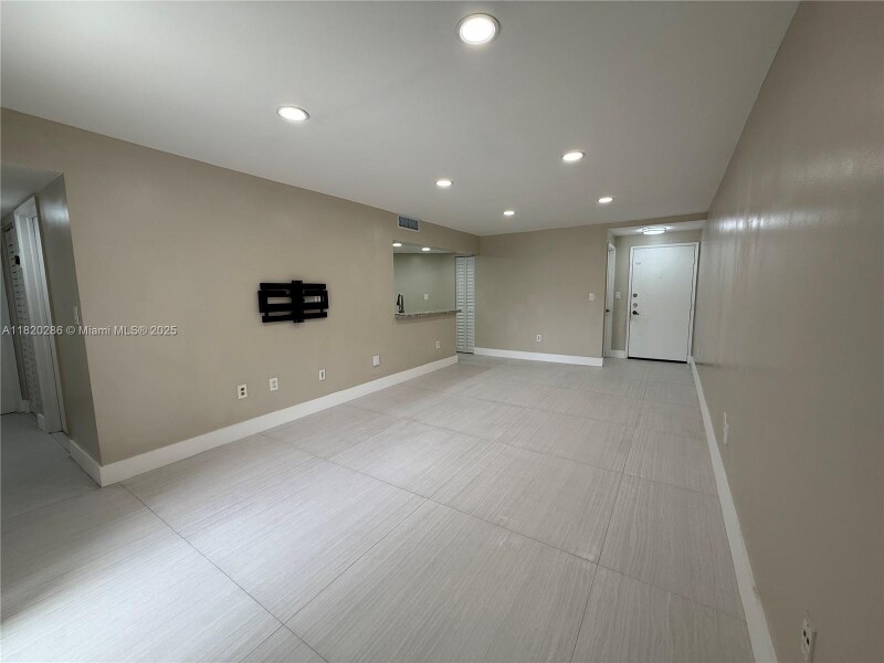 9405 Fontainebleau Blvd in Miami, FL - Building Photo