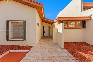 7688 SW 105th Pl in Miami, FL - Building Photo