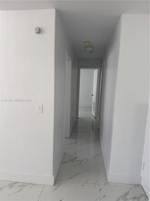 954 SW 4th St in Miami, FL - Foto de edificio - Building Photo