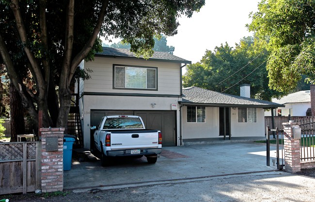 4 Unit Apartment in East Palo Alto, CA - Building Photo - Building Photo