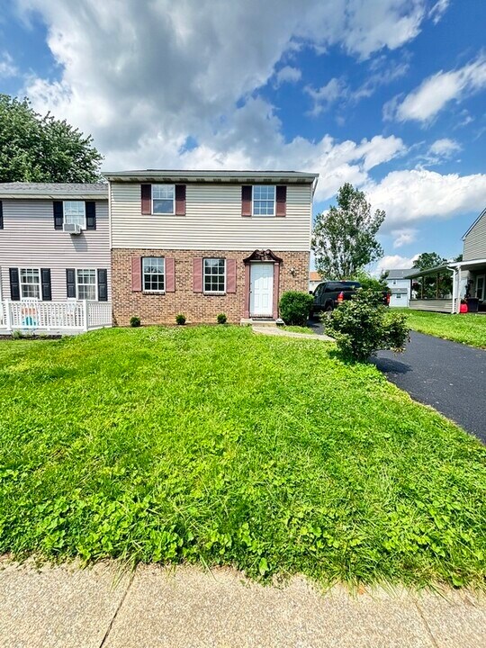 447 Garland Cir in Lancaster, PA - Building Photo