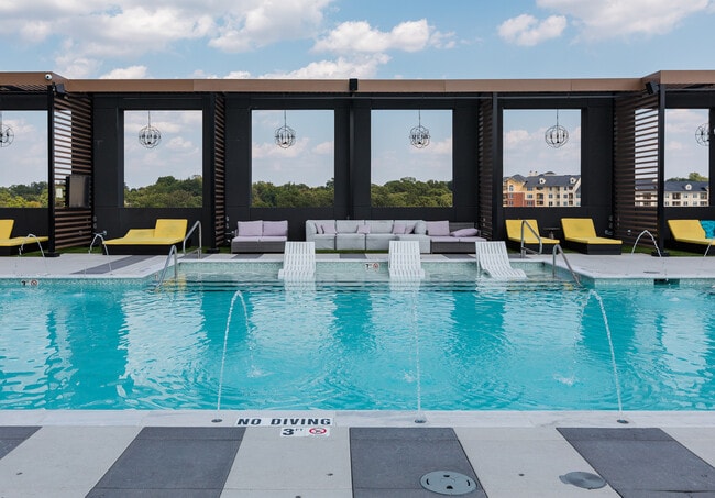 Mckenzie in Clayton, MO - Foto de edificio - Building Photo