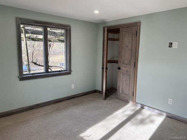 24 Lindner Pl in Smithtown, NY - Building Photo - Building Photo