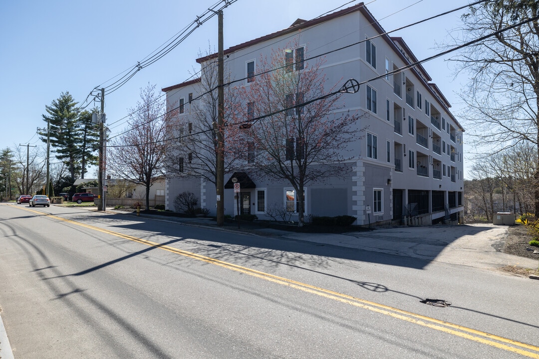 96 River Rd in Manchester, NH - Foto de edificio