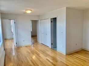 1 Noyes Pl, Unit Apt8 in Boston, MA - Foto de edificio - Building Photo