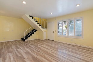 8707 Cedros Ave, Unit 7 in Panorama City, CA - Building Photo