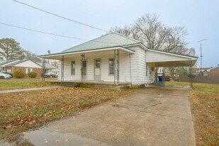 112 Moore St in Dresden, TN - Building Photo