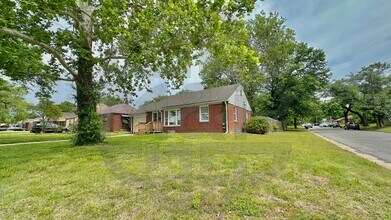 1102 N Crestway St in Wichita, KS - Building Photo - Building Photo