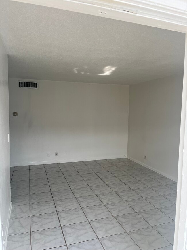 2238 Monroe St, Unit 303 in Hollywood, FL - Foto de edificio - Building Photo