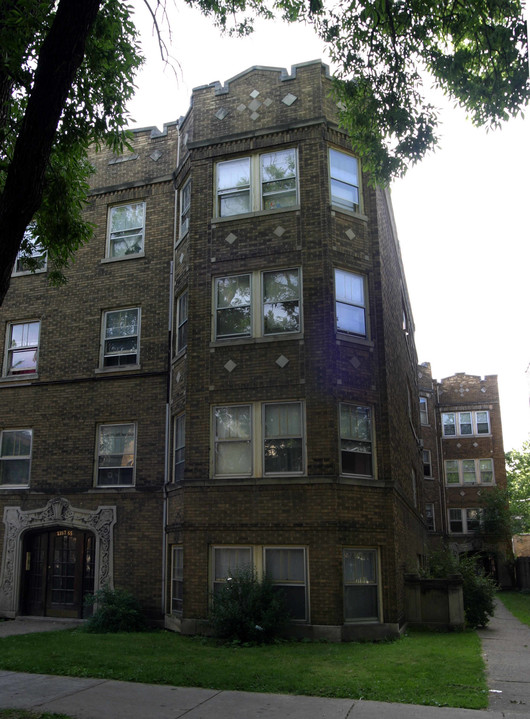 7363 N Damen Ave in Chicago, IL - Building Photo