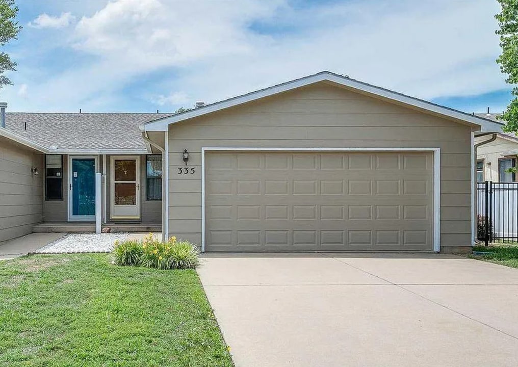 335 S Westview Dr in Derby, KS - Building Photo